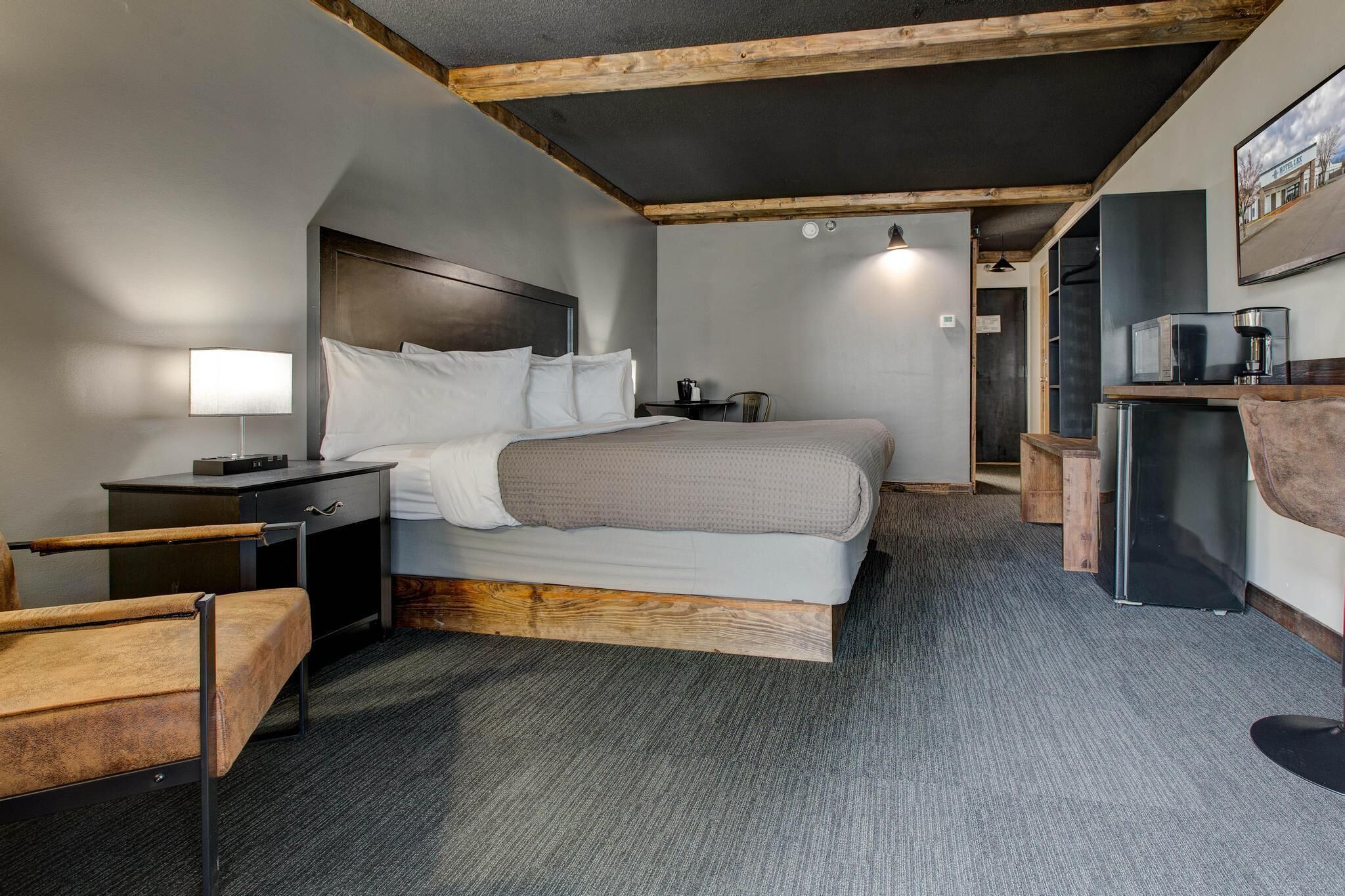 standard room, 1 king bed | premium bedding, desk, laptop workspace, blackout curtains