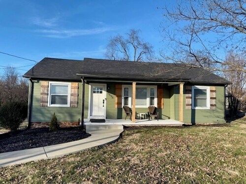 Cozy House with lots of charm!
