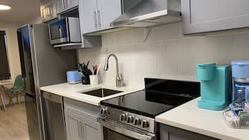 Estudio romántico | Cocina privada | Refrigerador con congelador, microondas, horno y lavavajillas