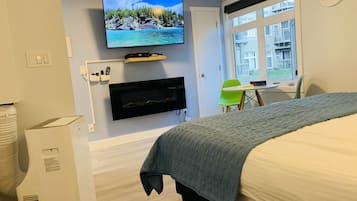 Romantisk studio | Vardagsrum | 55-tums smart-tv med kabelkanaler, tv och eldstad