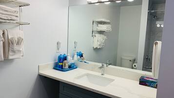 Romantic Studio | Bathroom | Combined shower/tub, free toiletries, hair dryer, towels