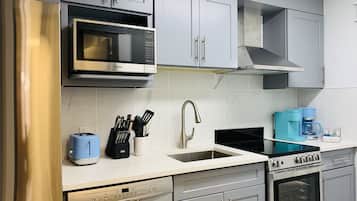 Romantic Studio | Private kitchen | Full-size fridge, microwave, oven, dishwasher