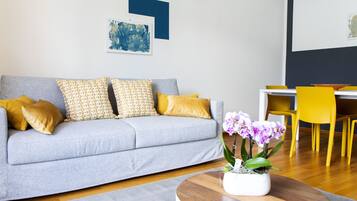 Classic-Apartment (06 - Saturno) | Wohnbereich | 50-Zoll-Flachbildfernseher mit Digitalempfang, Fernseher