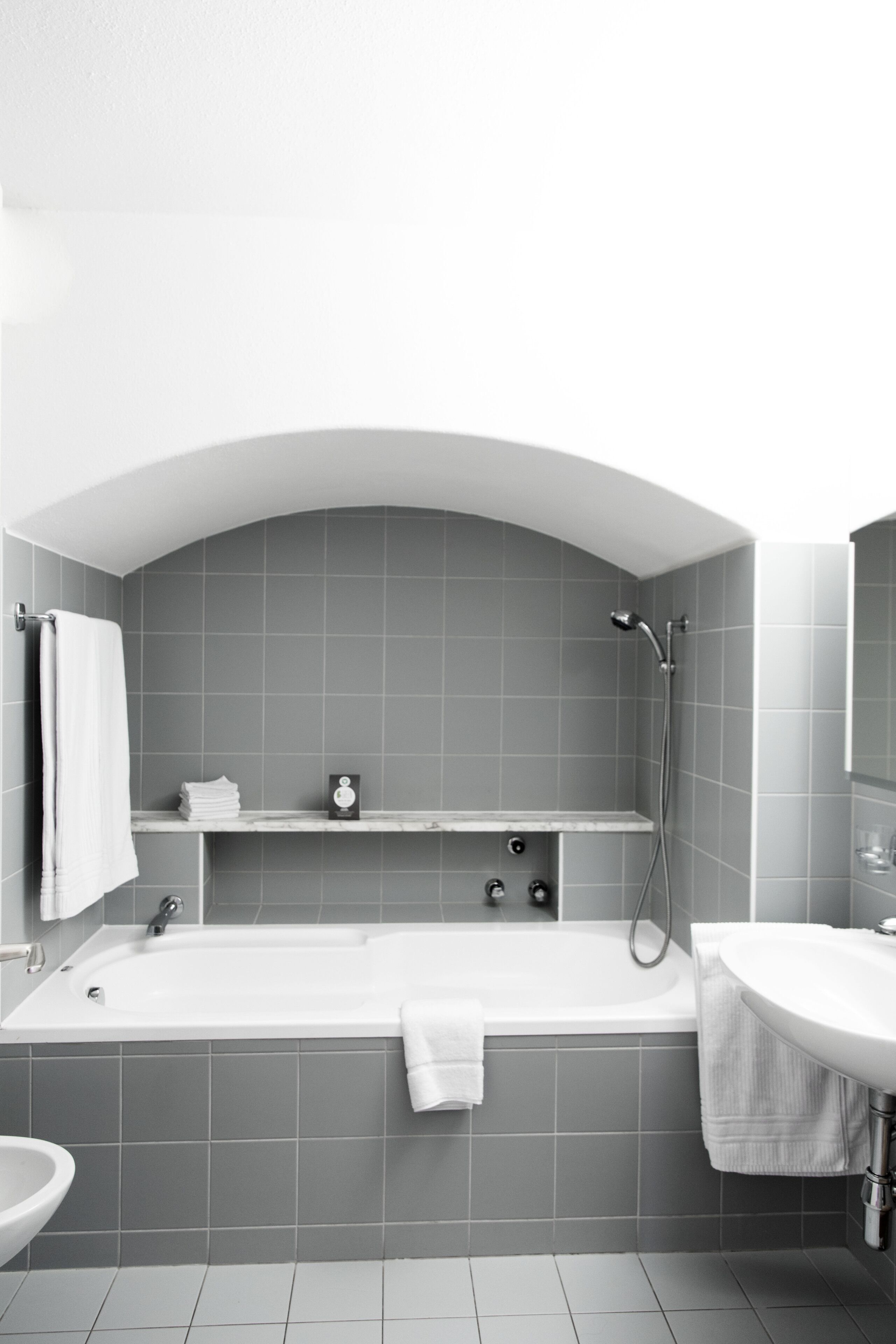 Un baño moderno con bañera, ducha y lavamanos.