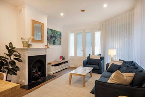 Een televisie, een open haard en een stereo