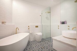 Een bad, een haardroger, handdoeken