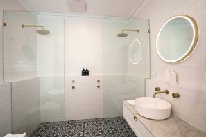 Badewanne, Haartrockner, Handtücher