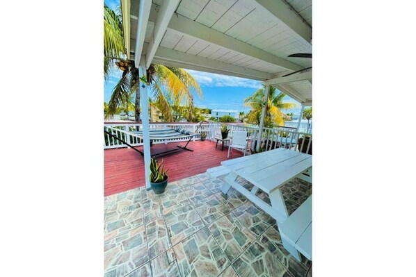 Outdoor dining - Adorable 2 bedroom home with oceanview (Tavernier)