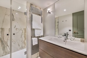 The Loft 150 m² River View | Bathroom | Shower, rainfall showerhead, free toiletries, hair dryer