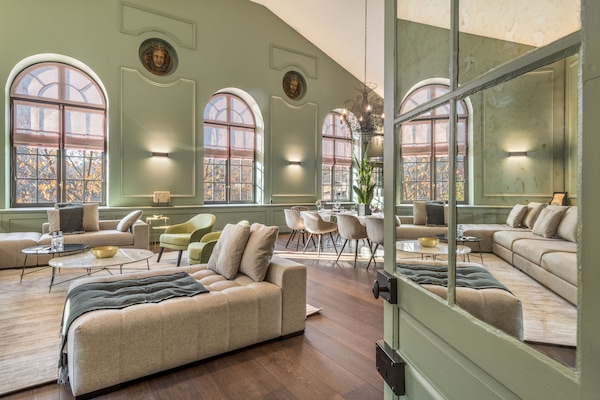 Luxury-Penthouse | Wohnbereich | 115-cm-LCD-Fernseher mit Digitalempfang, Fernseher