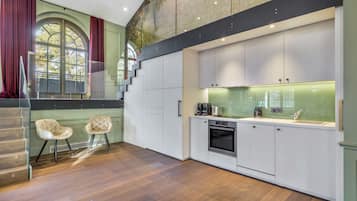 Refrigerador con freezer, microondas, placa de cocina, lavavajillas