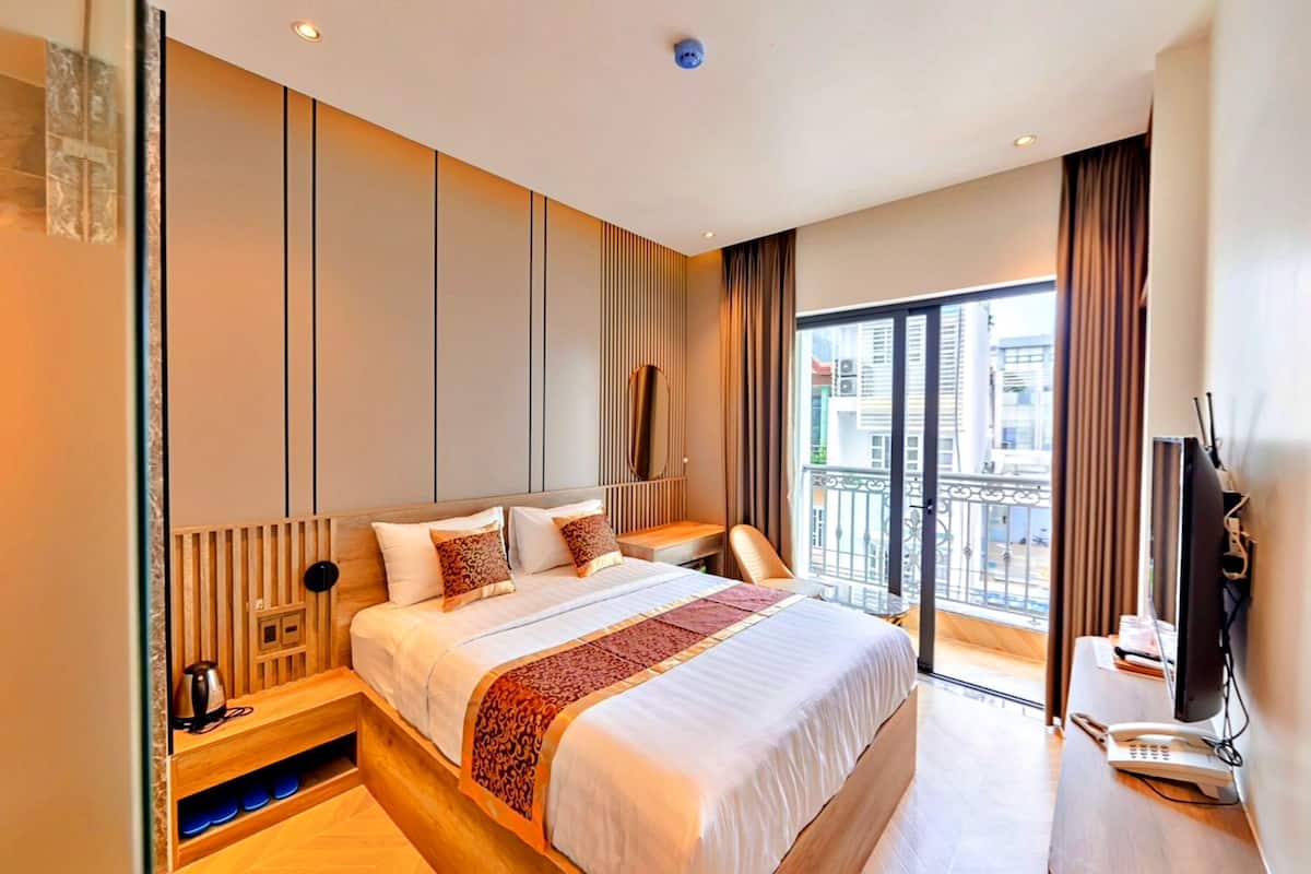 Deluxe Double Room, 1 Queen Bed, Non Smoking, City View | Egyptian cotton sheets, premium bedding, pillowtop beds, minibar