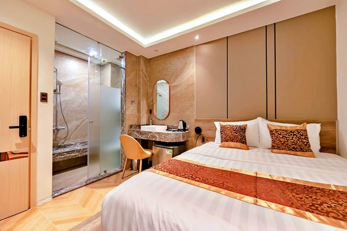 Basic Double Room, 2 Double Beds, Non Smoking | Bathroom