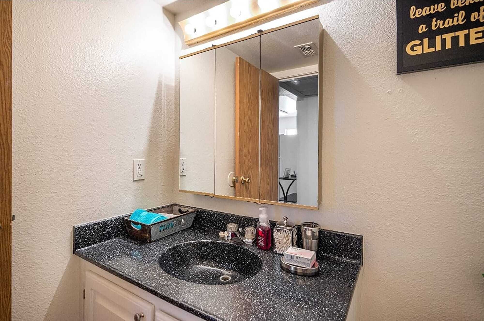 Cozy and beautiful 1 bedroom apartment near everything