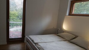 Una camera da letto con un letto, una finestra e una porta.