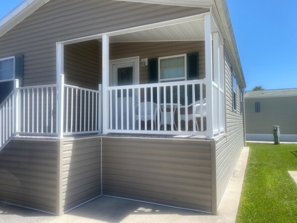 Exterior - 2 bed 2 bath newly updated in SANIBEL GATEWAY RV Resort! Minutes from the beach (Fort Myers)