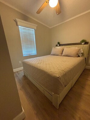 2 bedrooms, iron/ironing board, free WiFi, bed sheets - 2 bed 2 bath newly updated in SANIBEL GATEWAY RV Resort! Minutes from the beach (Fort Myers)