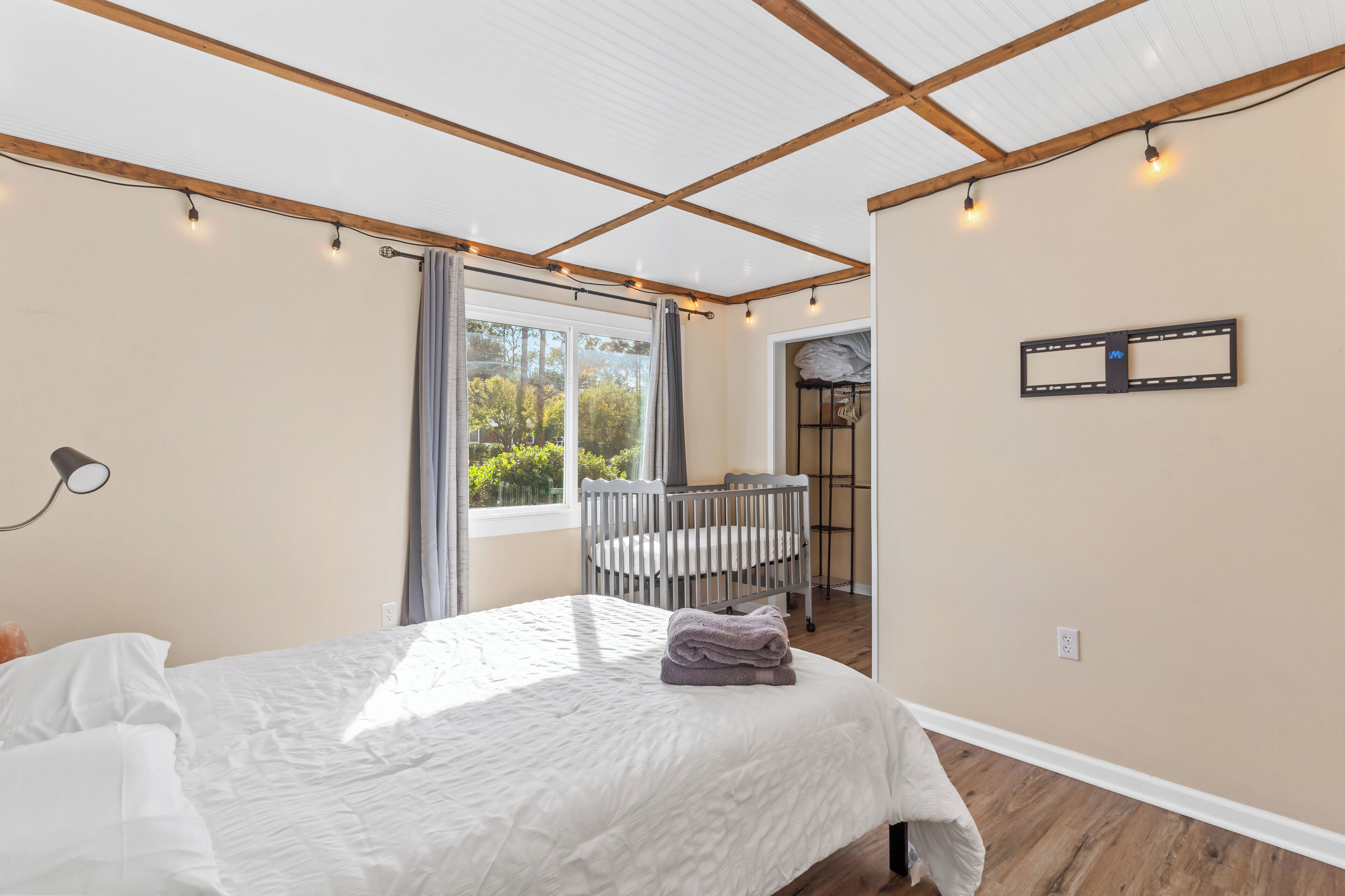 4 bedrooms, iron/ironing board, WiFi, bed sheets