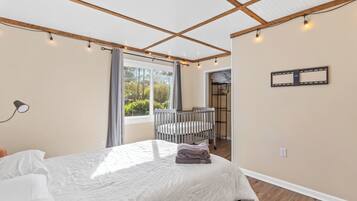 4 bedrooms, iron/ironing board, WiFi, bed sheets