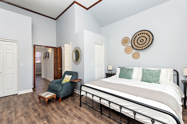 2 habitaciones, escritorio y tabla de planchar con plancha