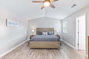 2 bedrooms, iron/ironing board, WiFi