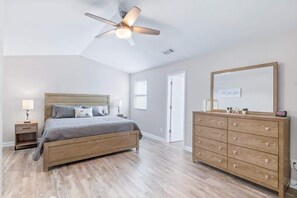 2 عدّة غرف نوم ومكواة/لوح كي وواي فاي وملاءات أسرّة