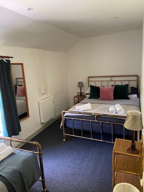 4 室のベッドルーム、アイロン / アイロン台、WiFi、ベッドシーツ