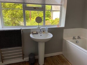 Duschwanne, Haartrockner, Handtücher, Toilettenpapier