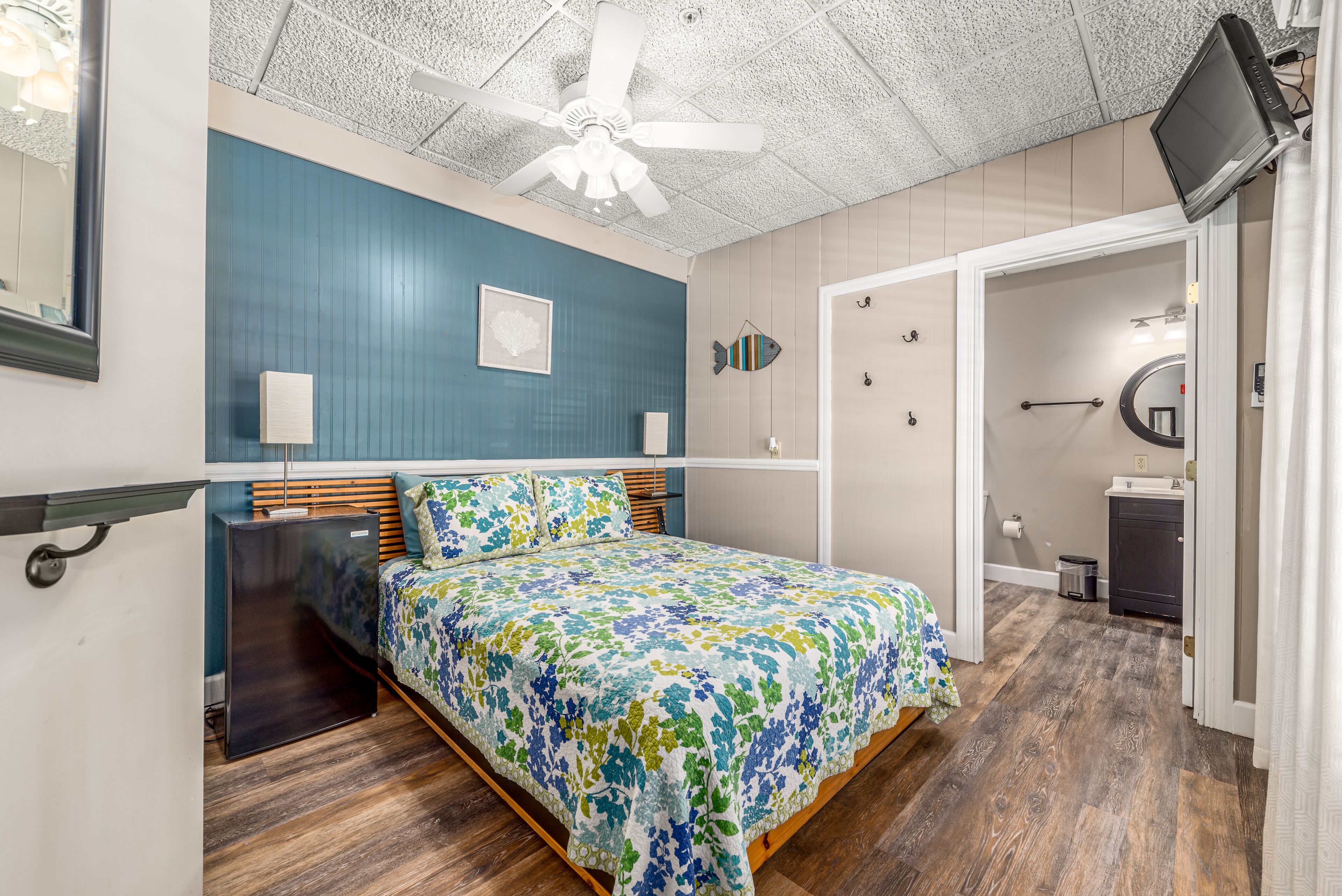 room 1, 1 queen bed | free wifi, bed sheets