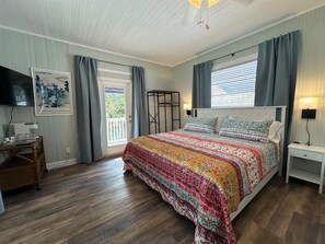 룸, 킹사이즈침대 1개, 발코니 (Room #4, Upstairs) | 1 개의 침실, 무료 WiFi, 침대 시트