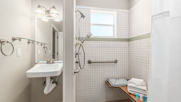 Kamar Single Basic, akses difabel | Kamar mandi | Perlengkapan mandi gratis, pengering rambut, handuk, dan sabun