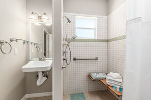 베이직 싱글룸, 장애인 지원 | 욕실 | 무료 세면용품, 헤어드라이어, 타월, 비누