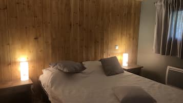 3 slaapkamers, een strijkplank/strijkijzer, reisbedje, gratis wifi