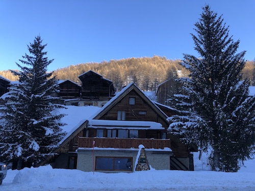 RDC Chalet facing the ski slopes, cross-country skiing, private parking l