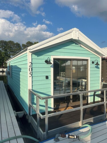 " Reel Cozy " Floating Cabin in Guntersville Alabama.