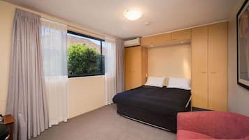 Studio | Desk, iron/ironing board, free WiFi, bed sheets