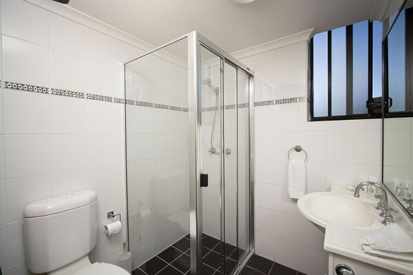 Studio | Badezimmer | Dusche, Haartrockner, Handtücher, Seife