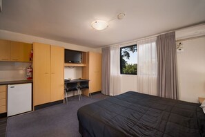 Studio | Schreibtisch, Bügeleisen/Bügelbrett, kostenloses WLAN, Bettwäsche