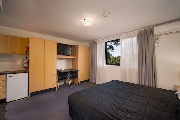 Studio | Desk, iron/ironing board, free WiFi, bed sheets - Drummoyne Furnished Apartments (Drummoyne)