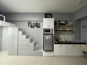 冷蔵庫、電子レンジ、コンロ、電気ポット