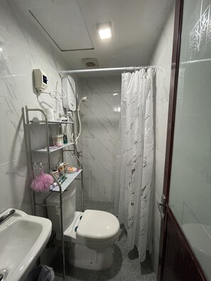 Shower, towels - Pacific Grande Residence (Lapu-Lapu City)