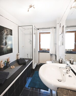 Dusche, Haartrockner, Handtücher, Seife