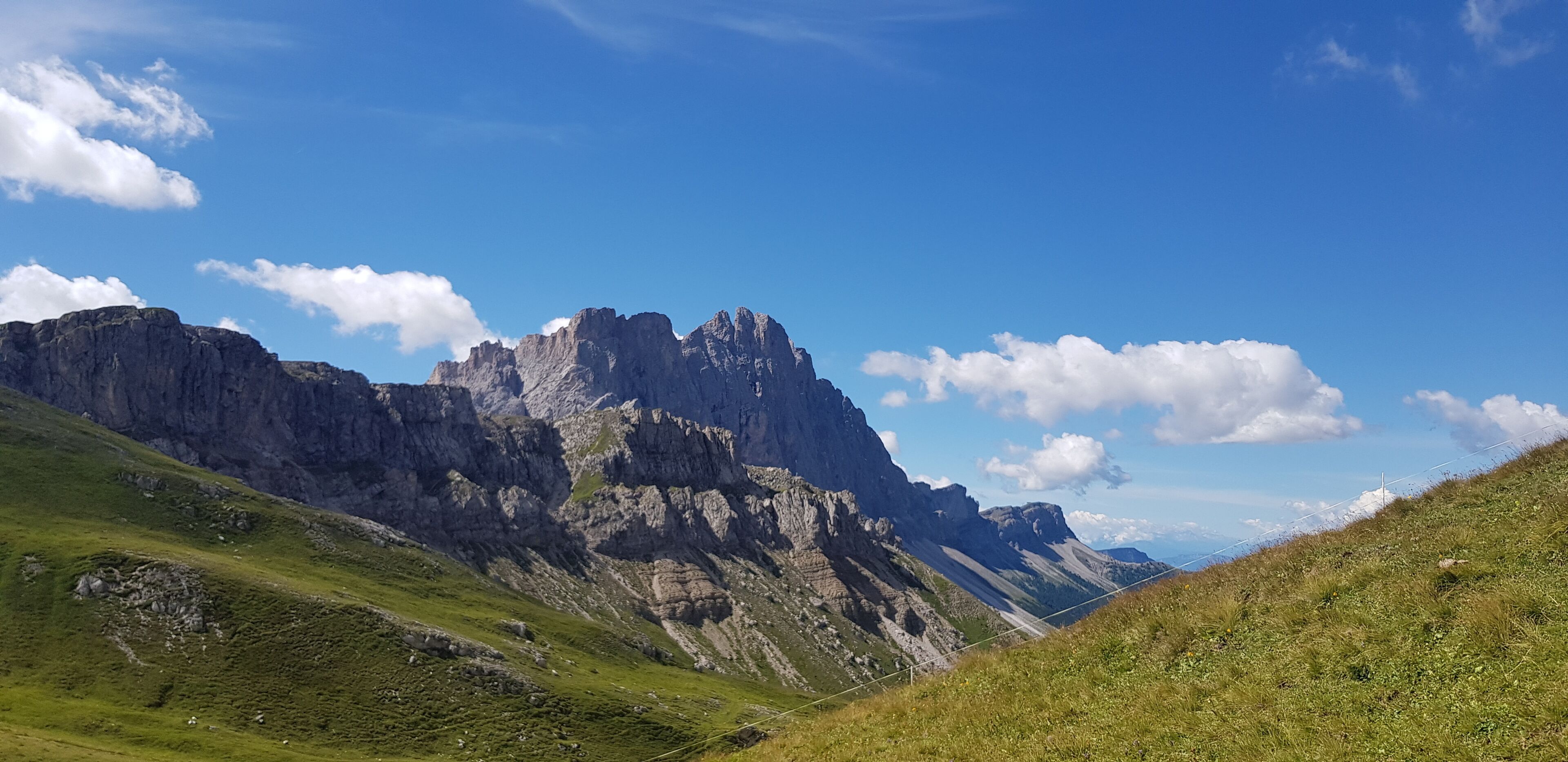 Un paysage montagneux sous un ciel dégagé.