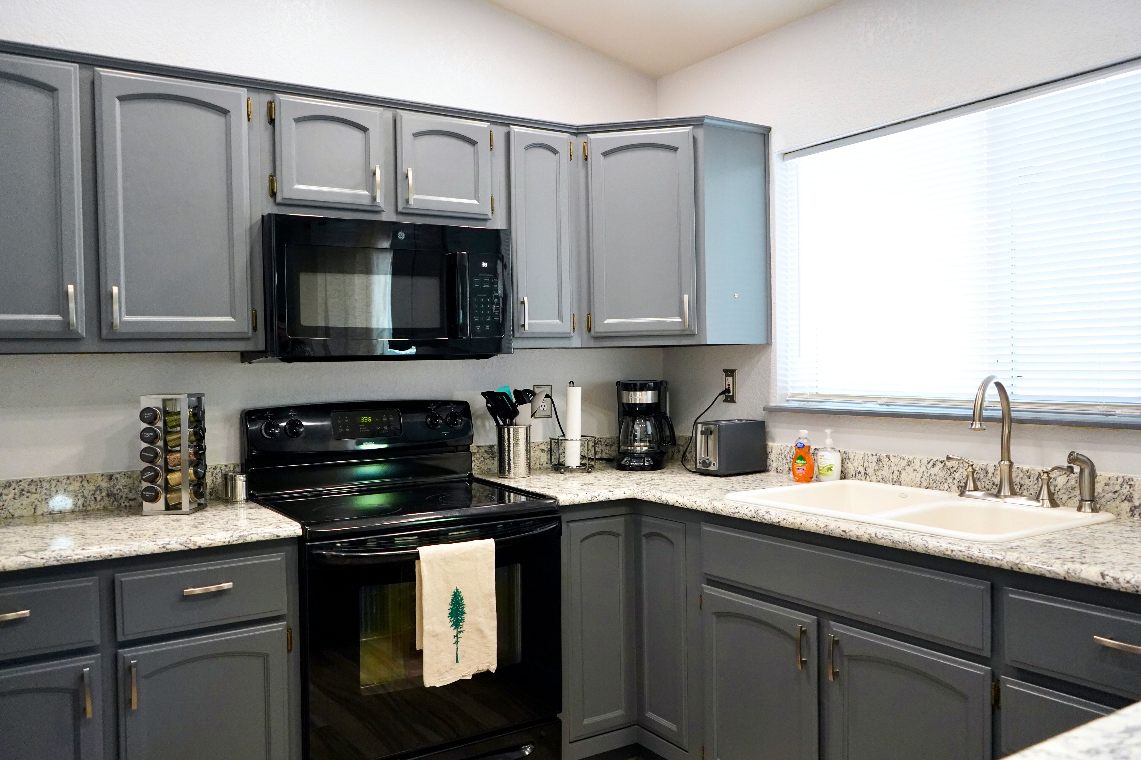 Modern Mountain Cottage with backyard & grill, near downtown 