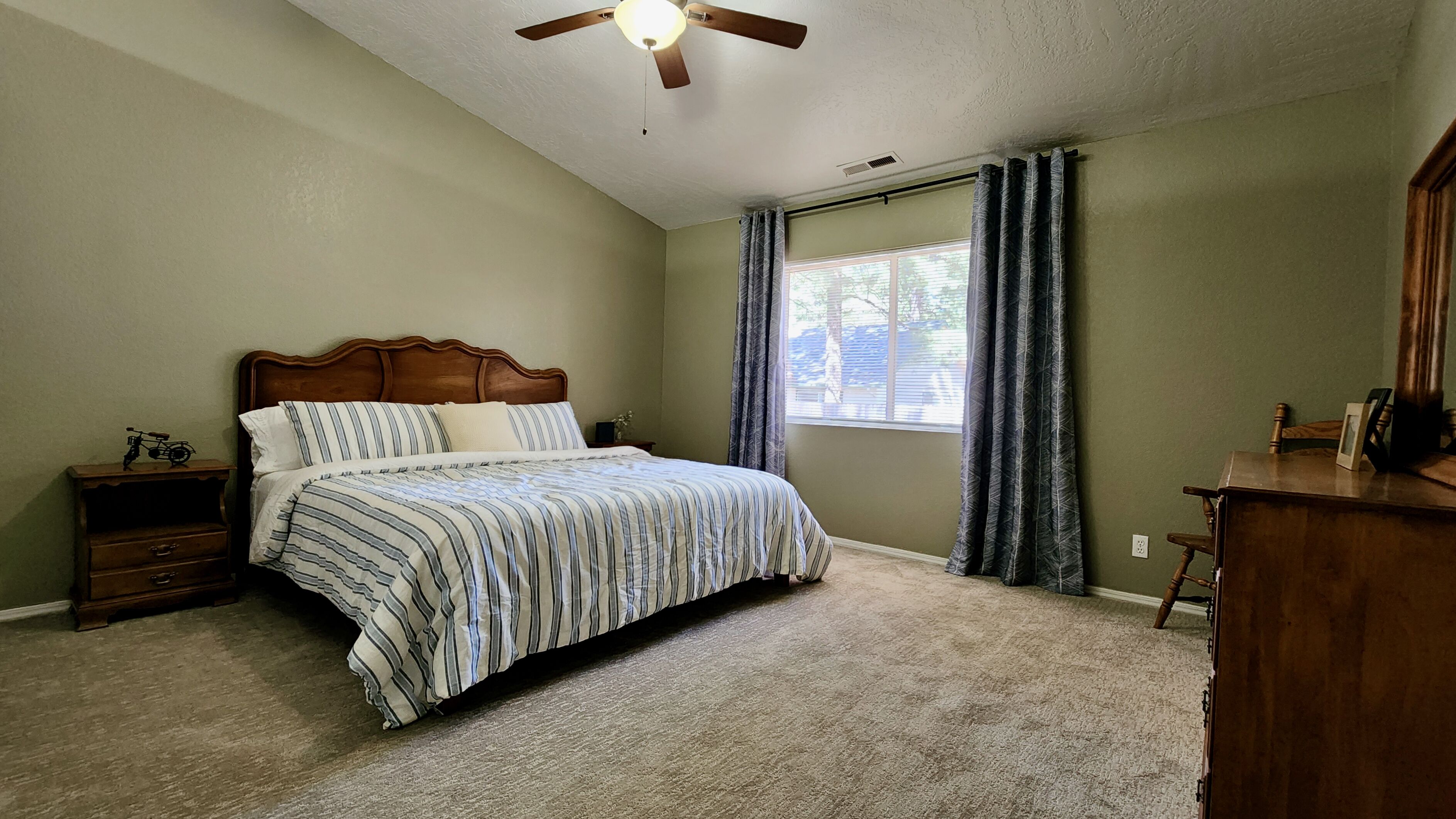 Modern Mountain Cottage with backyard & grill, near downtown 