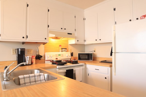 Een koelkast, een magnetron, een oven, een kookplaat