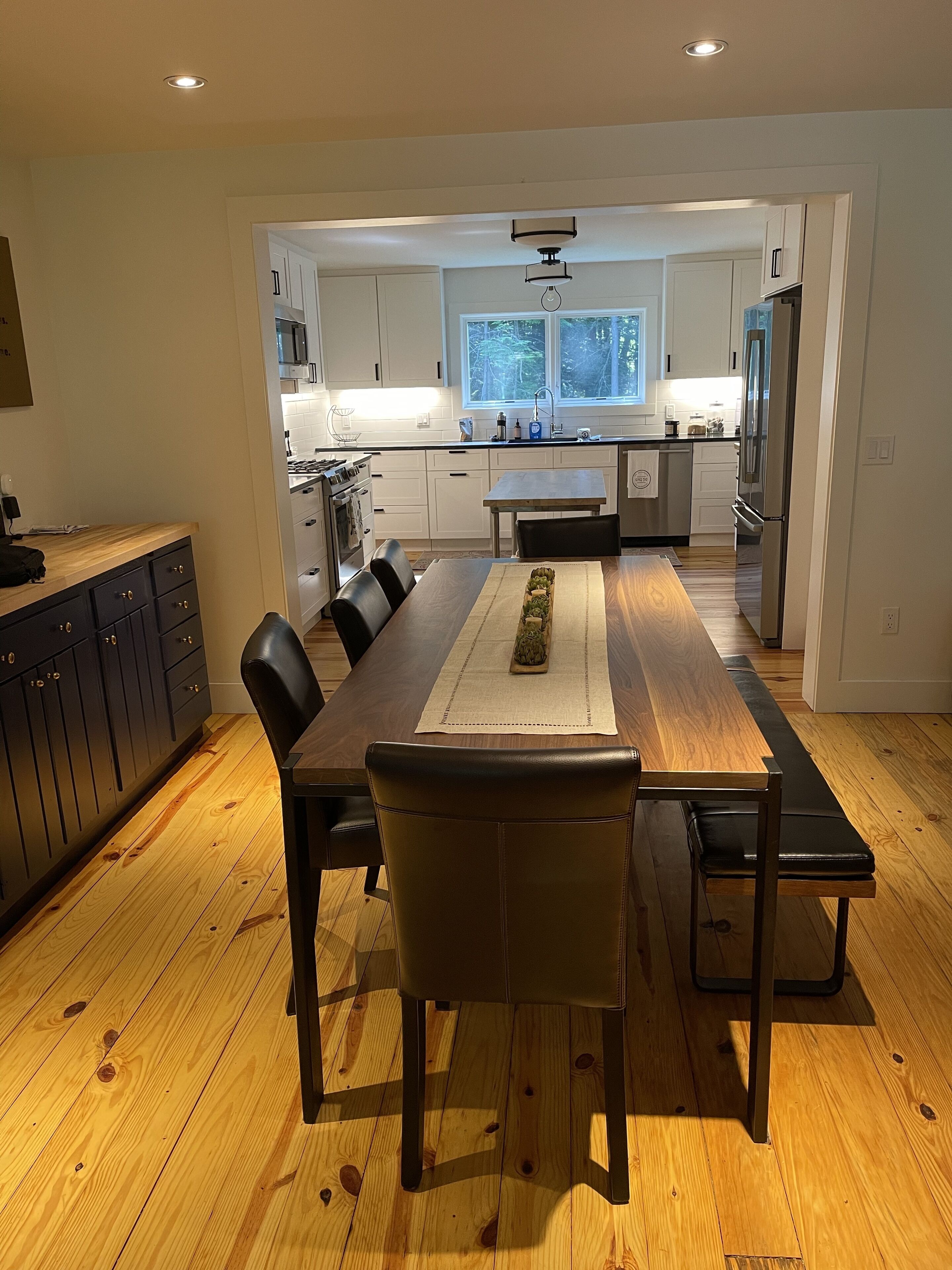 Beautiful, peaceful modern home in a wooded area with lake access