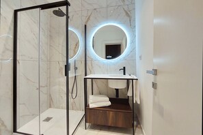 Comfort Room | Bathroom | Free toiletries, hair dryer, bidet, towels - Youroom - Coppelle (Rome)