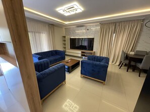 Smart TV - Remodelled guest house; with pool, gardens and 24/7 security! (Lusaka)