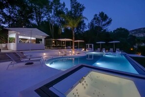 Alberca techada y alberca al aire libre